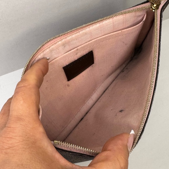 LOUIS VUITTON
Neverfull Pochette Damier Ebene Wristlet Pouch Rose Ballerine - Picture 9 of 12